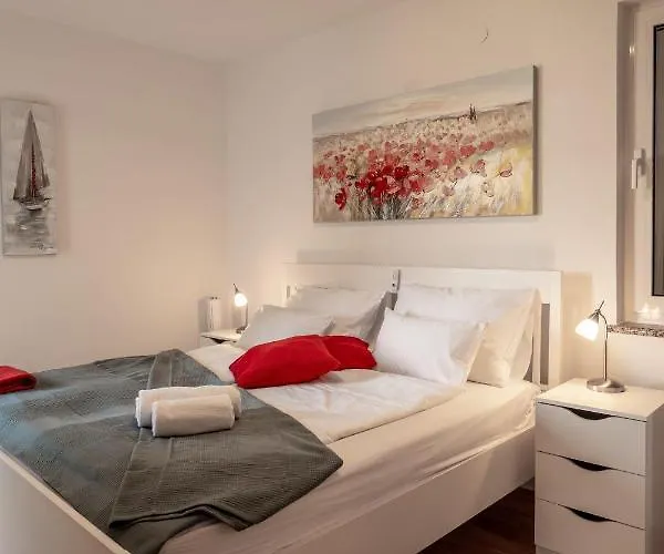 Апартаменты Pool Adriana *